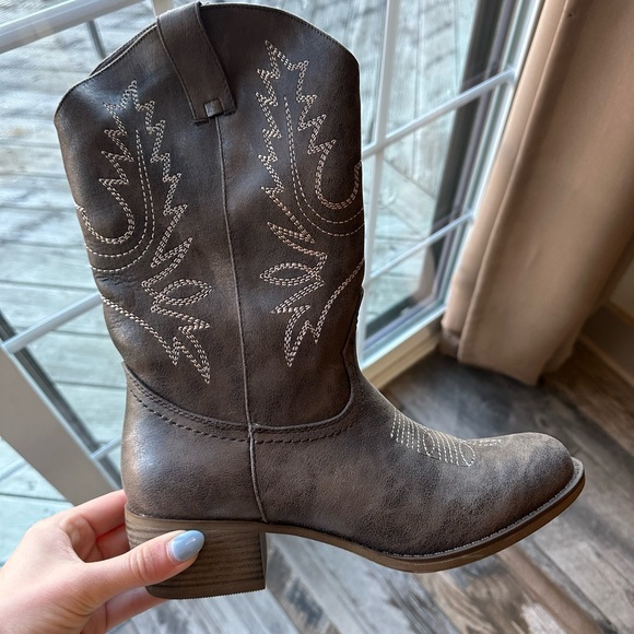 Brown Cowgirl Boots - Picture 6 of 7